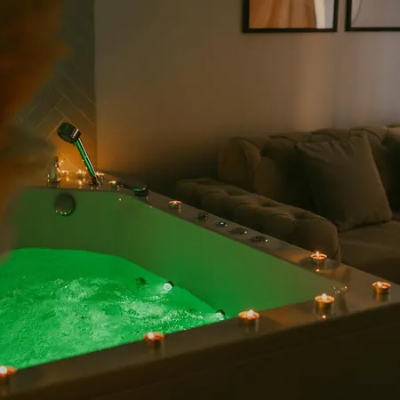 Luxury Jacuzzi דירה *